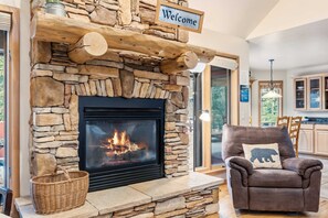 Interior - Scenic Silverthorne House - Hot Tub & Deck w Views (Silverthorne)