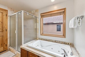 Shower, hair dryer, towels, shampoo - Scenic Silverthorne House - Hot Tub & Deck w Views (Silverthorne)