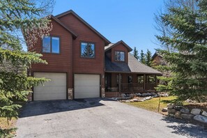 Exterior - Scenic Silverthorne House - Hot Tub & Deck w Views (Silverthorne)