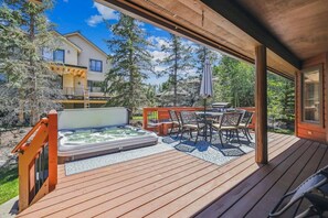 Terrace/patio - Scenic Silverthorne House - Hot Tub & Deck w Views (Silverthorne)