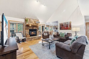 Smart TV, fireplace - Scenic Silverthorne House - Hot Tub & Deck w Views (Silverthorne)