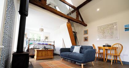 Cosy cottage/farm stay in the countryside with lovely views & log burner.