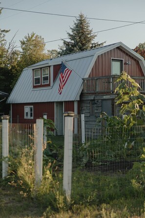 Exterior - Snug Harbor Inn | The beach suite | Near Lake Michigan (Muskegon)