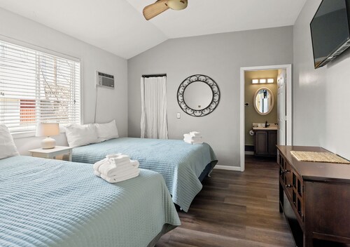 Snug Harbor Inn | The beach suite | Near Lake Michigan