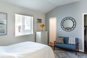 Room - Snug Harbor Inn | The beach suite | Near Lake Michigan (Muskegon)