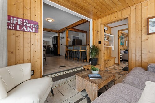 Snug Harbor Inn | Near Lake MI