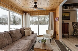 Smart TV, books - Snug Harbor Inn | Near Lake MI (Muskegon)
