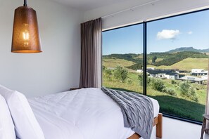 3 bedrooms, iron/ironing board, WiFi, bed sheets - Olive Grove in Raglan (Raglan)