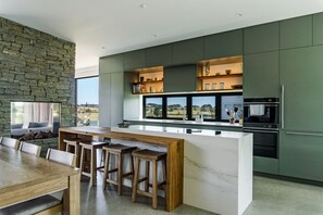 Fridge, microwave, oven, stovetop - Olive Grove in Raglan (Raglan)
