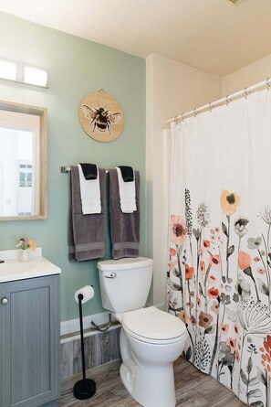 Bathroom - Snug Harbor Inn | Honeybee Suite | Near Lake Michigan (Muskegon)