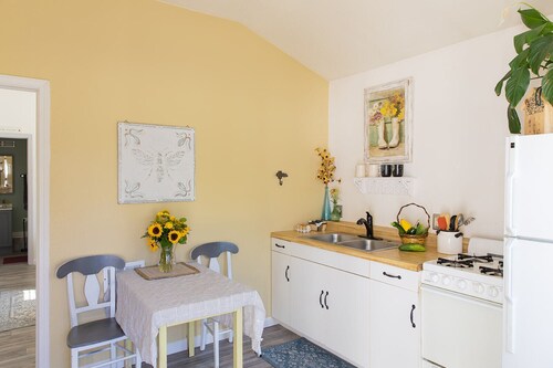 Snug Harbor Inn | Honeybee Suite | Near Lake Michigan