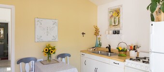 Snug Harbor Inn | Honeybee Suite | Near Lake Michigan