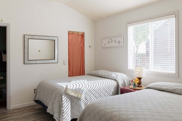 Room - Snug Harbor Inn | Honeybee Suite | Near Lake Michigan (Muskegon)