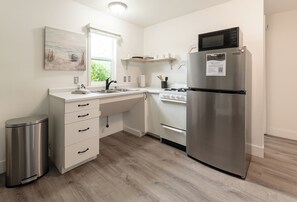 Coffee/tea maker, fridge, microwave, oven