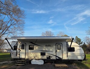 Exterior - Lois' Hideout

Comfy 1 bedroom camper within 7 minutes of Kinkaid Lake. (Oraville)