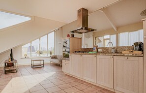 Fridge, microwave, stovetop, dishwasher - Lovely home in Uitgeest with lake view (Uitgeest)