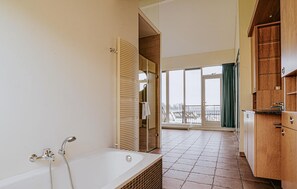 Bathroom - Lovely home in Uitgeest with lake view (Uitgeest)
