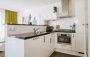 Fridge, microwave, stovetop, coffee/tea maker - Stunning home in Uitgeest with WiFi (Uitgeest)
