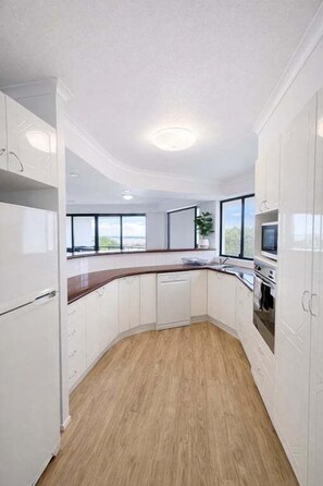 Fridge, microwave, oven, stovetop - 15 Ocean Isles, The Esplanade Maroochydore (Maroochydore)