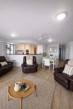 TV - 15 Ocean Isles, The Esplanade Maroochydore (Maroochydore)