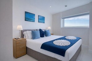 Tabla de planchar con plancha, wifi y ropa de cama 