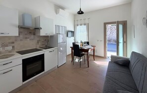 Fridge, oven, stovetop, cookware/dishes/utensils - 1 bedroom nice home in Sedini (Sedini)