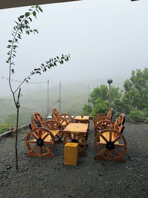 Outdoor dining - Cozy Villa Mountain View Cold Weather in Marilog Perfect for Relaxing getaways (Arakan)