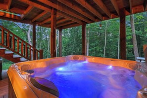 Outdoor spa tub - Secluded 20-Acre Retreat with Hot Tub and Sauna, 11 mins to old man cave (South Bloomingville)