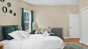 3 bedrooms, desk, iron/ironing board, free WiFi