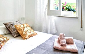 Travel cot, free WiFi - Cozy home in S. Maria del Focallo with WiFi (S. Maria del Focallo)