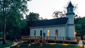 Exterior - Entire Corton Lodge – Riverfront Wedding & Group Retreat (Clendenin)