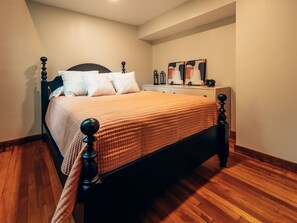 Room - Entire Corton Lodge – Riverfront Wedding & Group Retreat (Clendenin)