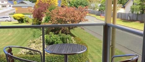 Comfort-Studio, Balkon, Bergblick | Speisen im Freien