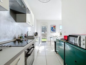 Fridge, microwave, oven, stovetop - Bright apartment, parking, 9 guests (Mauguio)