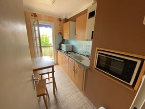 Fridge, microwave, stovetop, coffee/tea maker - 2-room apartment, terrace - 4 guests (Argelès-sur-Mer)