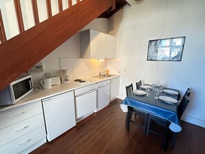 Fridge, microwave, stovetop, dishwasher - Duplex near beach and center - 3 guests (Houlgate)