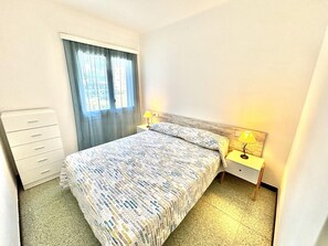 Room - 3-bedroom seafront apartment with parking in Roses (Roses)