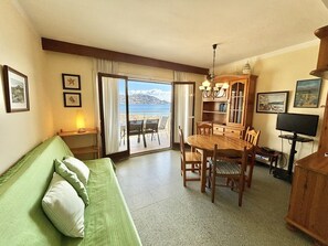 Living area - 3-bedroom seafront apartment with parking in Roses (Roses)