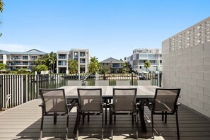 Outdoor dining - Oatland Esplanade Coastal Retreat | Oatland 26 (Gold Coast)
