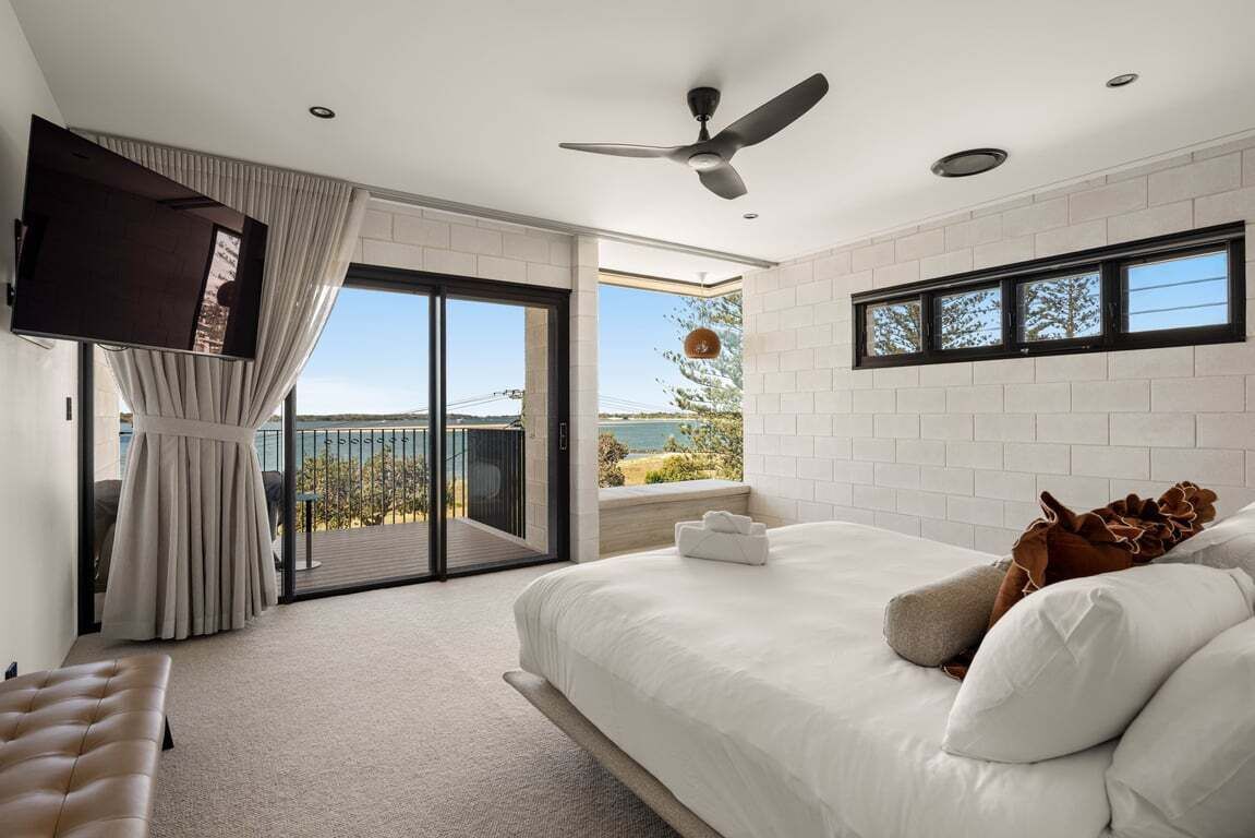 5 bedrooms, iron/ironing board, WiFi, bed sheets