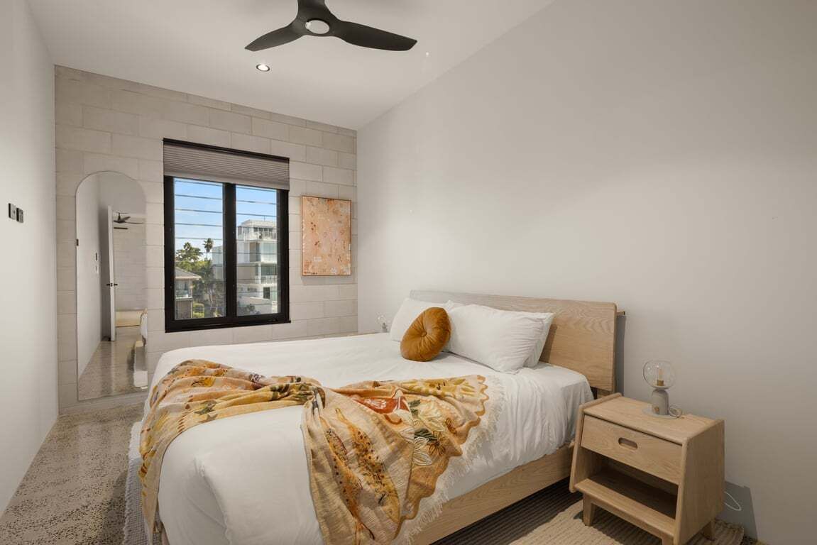 5 bedrooms, iron/ironing board, WiFi, bed sheets