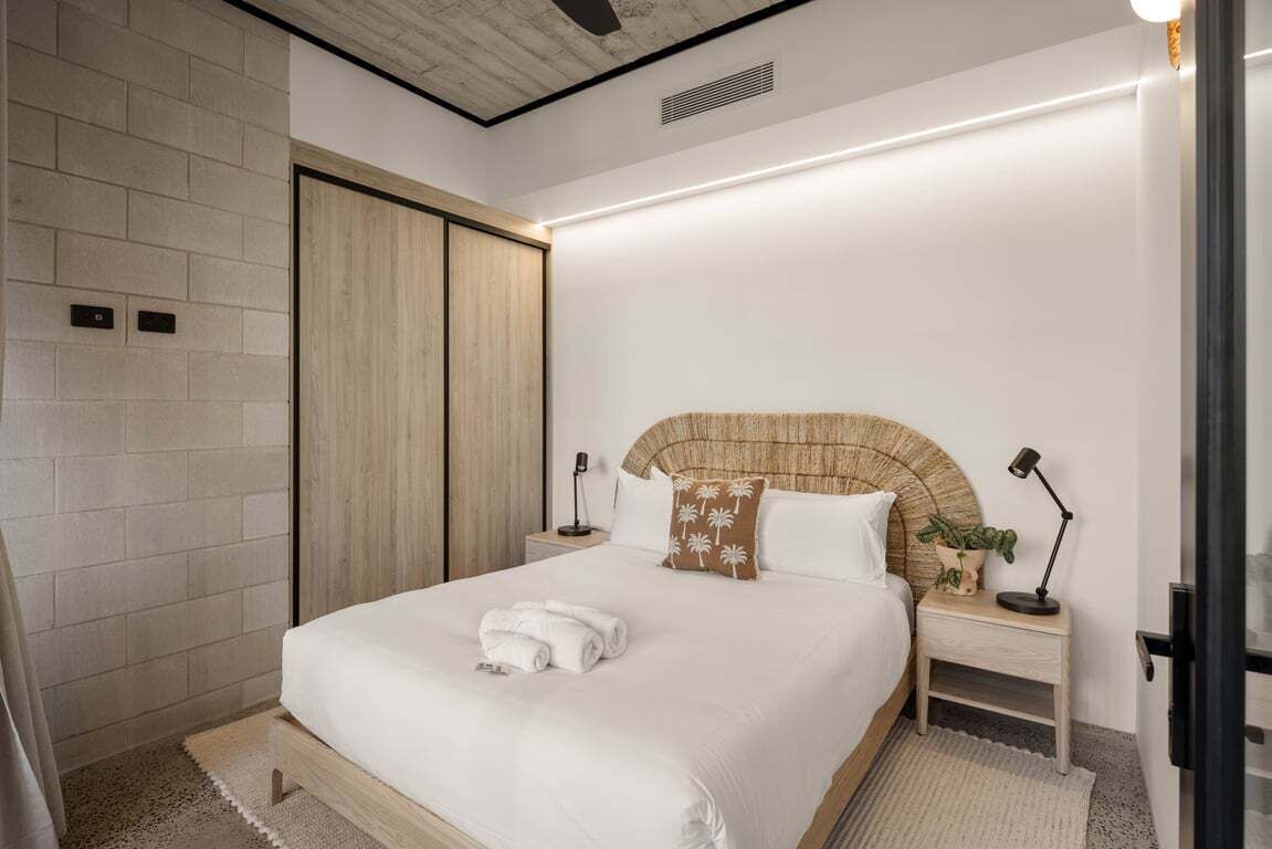 5 bedrooms, iron/ironing board, WiFi, bed sheets