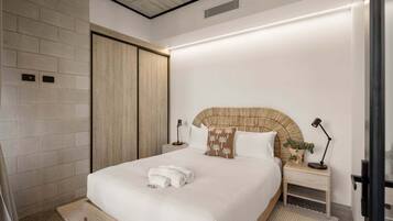 5 bedrooms, iron/ironing board, WiFi, bed sheets