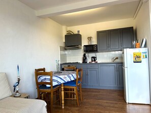Fridge, microwave, oven, stovetop - Apartment with air conditioning - 4 guests (Le Lavandou)