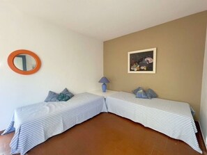 Room - Calm Apartment with Terrace & Parking, 200m from Beach (Le Barcarès)