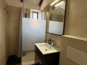 Bathroom - Quiet Getaway: Terrace, Private Parking, 300m to Beach, Sleeps 4 (Le Barcarès)