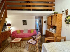 Living area - Quiet Getaway: Terrace, Private Parking, 300m to Beach, Sleeps 4 (Le Barcarès)