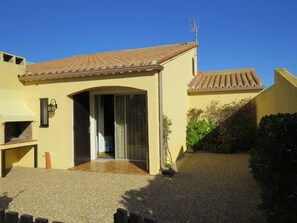 Exterior - Quiet Getaway: Terrace, Private Parking, 300m to Beach, Sleeps 4 (Le Barcarès)