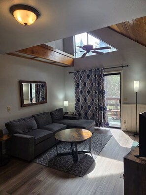 Living area - Welcoming Suite in Idyllwild (Idyllwild-Pine Cove)