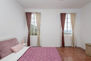 2 habitaciones, tabla de planchar con plancha y acceso a internet 
